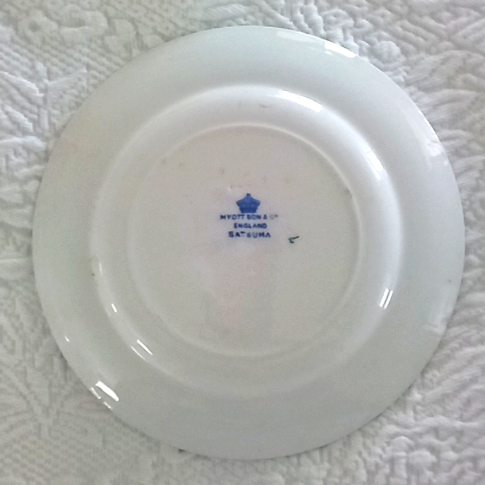 English collectable decorative plate numbered. One small chip on back. - Picture 2 of 3